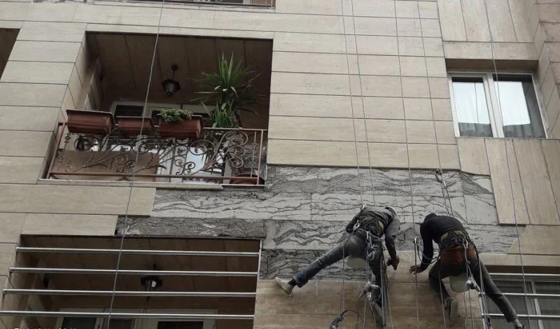 واکنش مهندس ناظر در زمان مشاهده سقوط سنگ نما پس از پایانکار